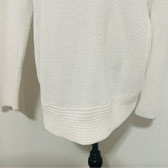 Design History Women’s Medium Off-White Curve Hem Scoop Neck Sweater Casual - Picture 5 of 9